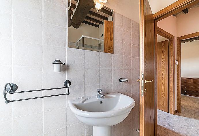 Family bathroom with shower . - Villa San Lorenzo . (Galería de imágenes) }}