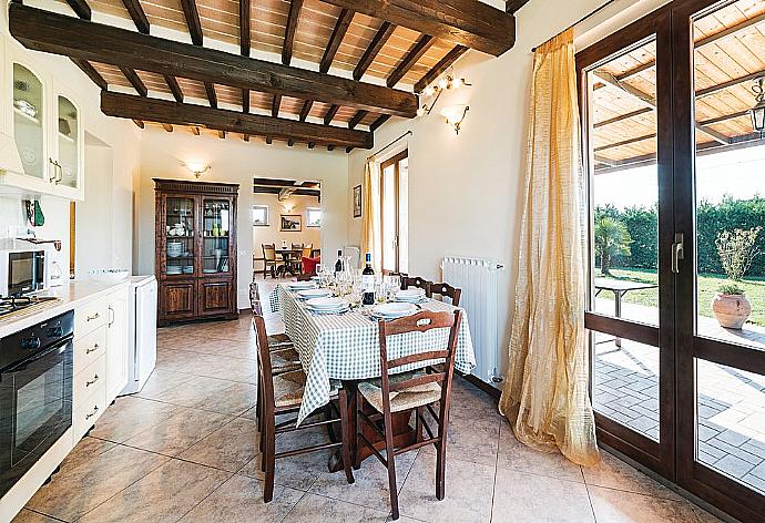  Equipped kitchen and open plan dining area. . - Villa San Lorenzo . (Photo Gallery) }}