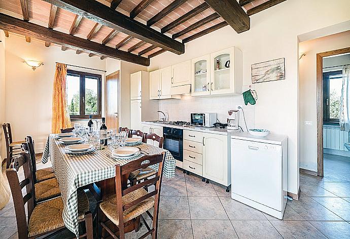  Equipped kitchen and open plan dining area. . - Villa San Lorenzo . (Galleria fotografica) }}