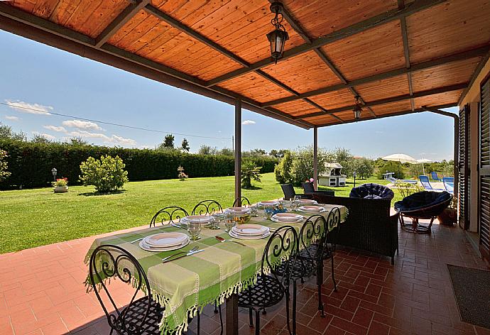 Sheltered terrace area . - Villa San Lorenzo . (Galerie de photos) }}