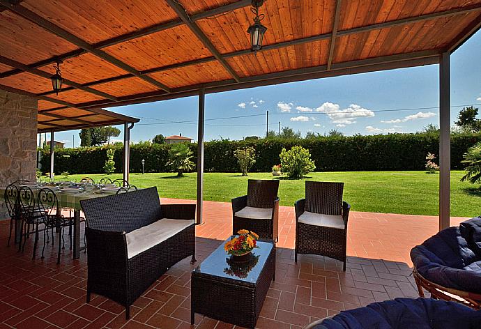 Sheltered terrace area . - Villa San Lorenzo . (Photo Gallery) }}