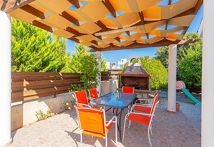 Sheltered BBQ area . - Villa Coral Aura . (Galerie de photos) }}