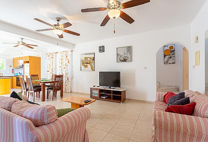 Open-plan living room with sofas, dining area, kitchen, WiFi internet, satellite TV, DVD player, and pool terrace access . - Villa Coral Aura . (Galleria fotografica) }}