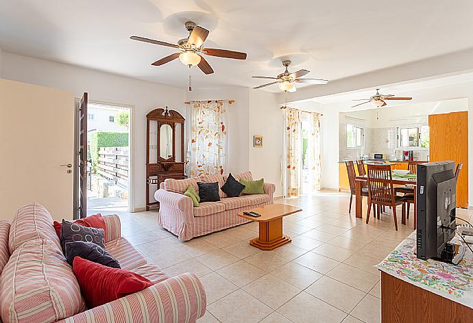 Open-plan living room with sofas, dining area, kitchen, WiFi internet, satellite TV, DVD player, and pool terrace access . - Villa Coral Aura . (Galería de imágenes) }}