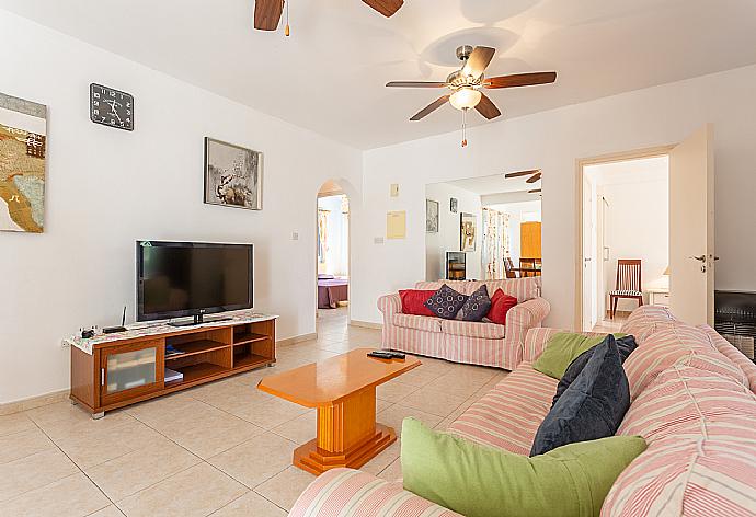 Open-plan living room with sofas, dining area, kitchen, WiFi internet, satellite TV, DVD player, and pool terrace access . - Villa Coral Aura . (Galleria fotografica) }}