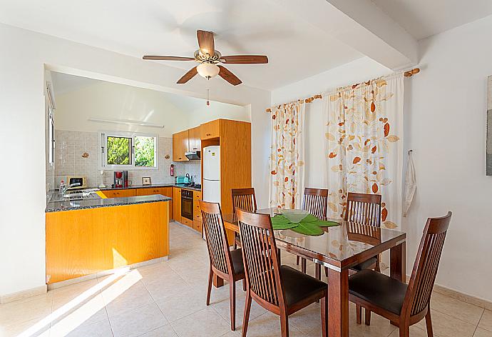 Open-plan living room with sofas, dining area, kitchen, WiFi internet, satellite TV, DVD player, and pool terrace access . - Villa Coral Aura . (Fotogalerie) }}