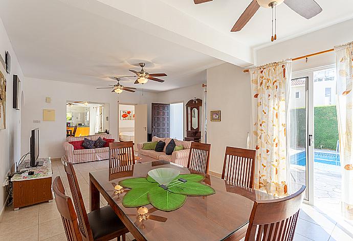 Open-plan living room with sofas, dining area, kitchen, WiFi internet, satellite TV, DVD player, and pool terrace access . - Villa Coral Aura . (Galleria fotografica) }}