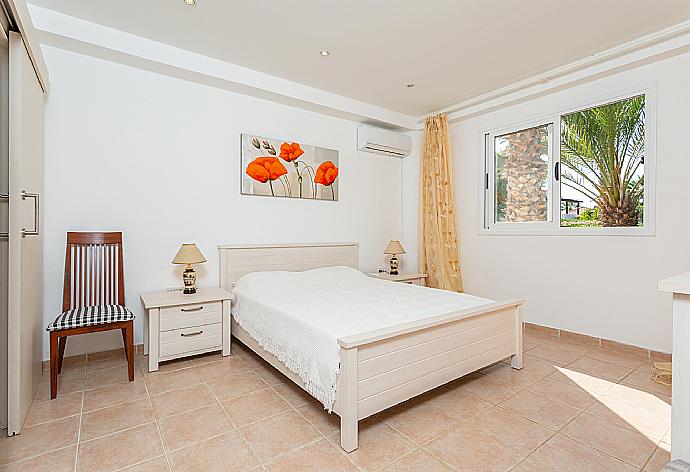 Double bedroom with en suite bathroom and A/C . - Villa Coral Aura . (Fotogalerie) }}