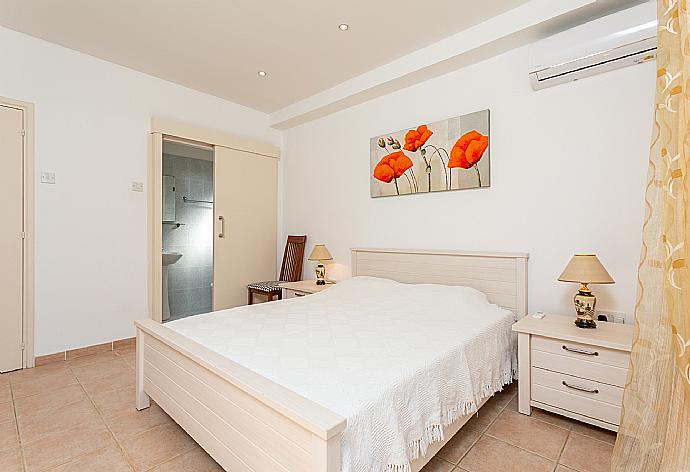 Double bedroom with en suite bathroom and A/C . - Villa Coral Aura . (Photo Gallery) }}