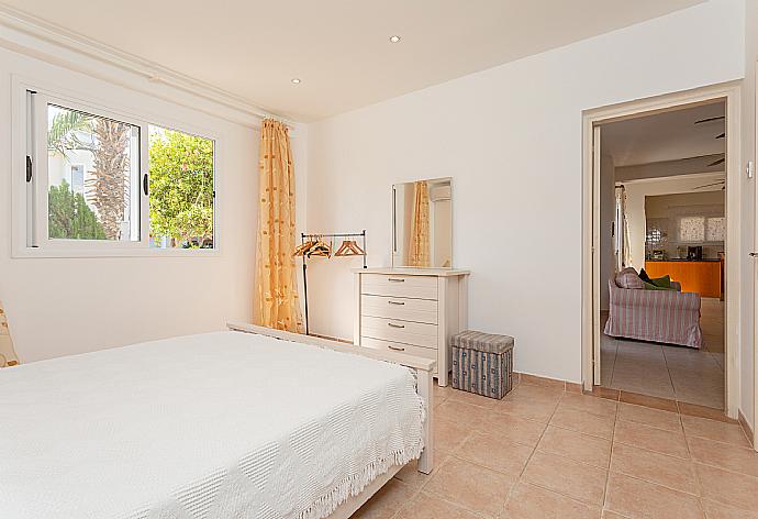 Double bedroom with en suite bathroom and A/C . - Villa Coral Aura . (Galerie de photos) }}