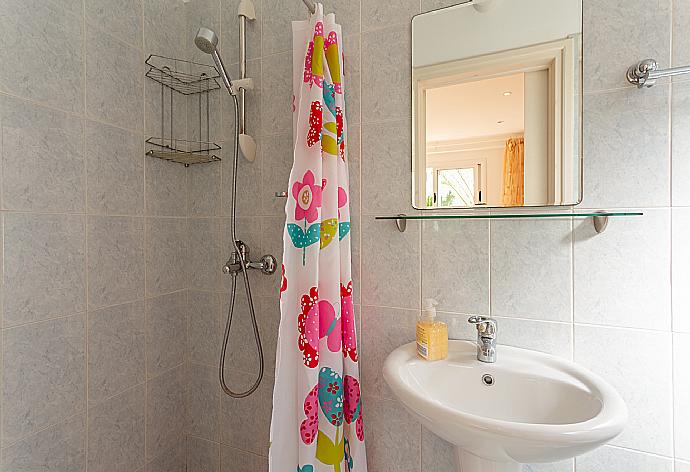 En suite bathroom with shower . - Villa Coral Aura . (Fotogalerie) }}