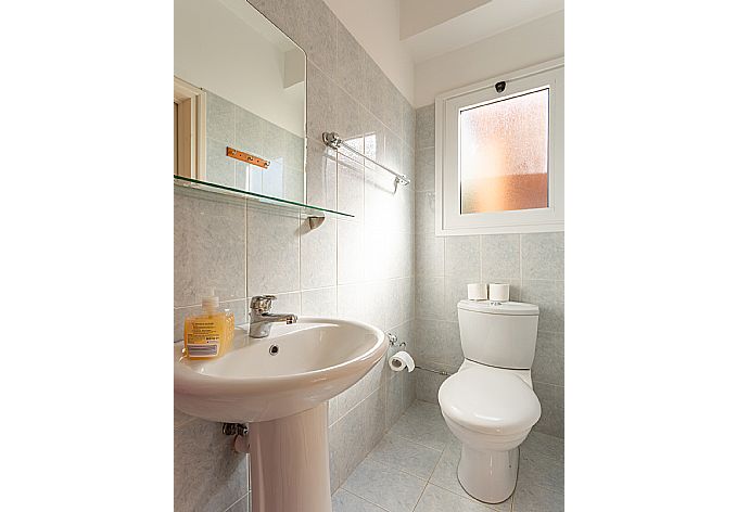 En suite bathroom with shower . - Villa Coral Aura . (Galerie de photos) }}