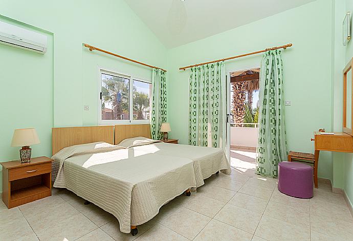 Twin bedroom with en suite bathroom, A/C, and balcony access . - Villa Coral Aura . (Галерея фотографий) }}