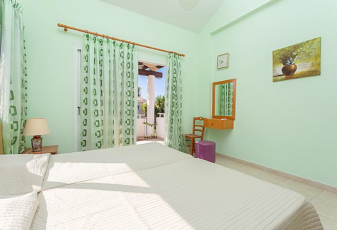 Twin bedroom with en suite bathroom, A/C, and balcony access . - Villa Coral Aura . (Galleria fotografica) }}