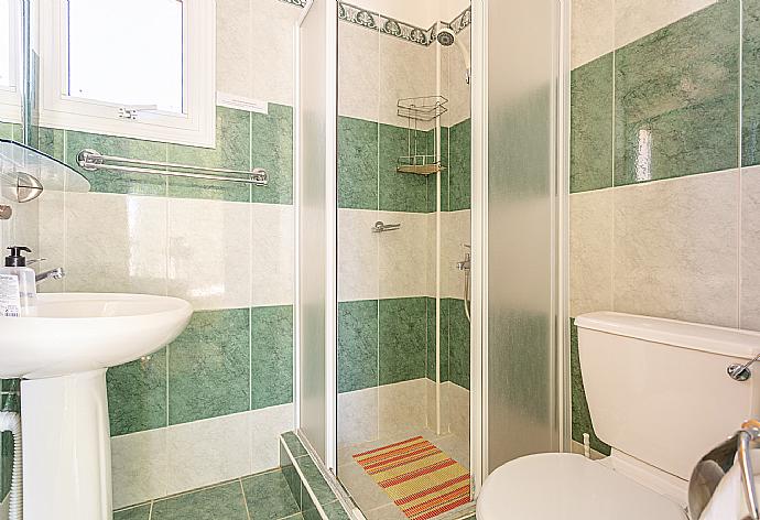 En suite bathroom with shower . - Villa Coral Aura . (Fotogalerie) }}