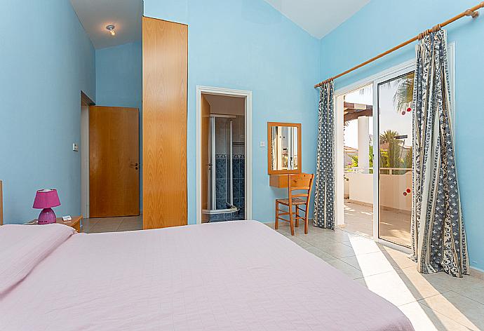 Double bedroom with en suite bathroom, A/C, and balcony access . - Villa Coral Aura . (Galerie de photos) }}