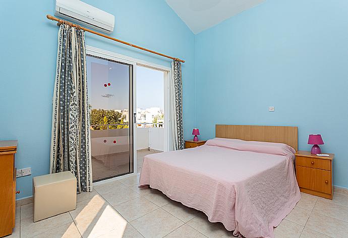 Double bedroom with en suite bathroom, A/C, and balcony access . - Villa Coral Aura . (Galerie de photos) }}