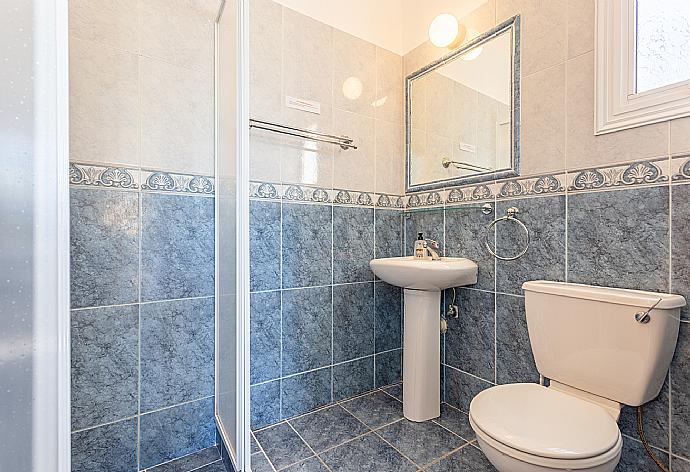 En suite bathroom with shower . - Villa Coral Aura . (Photo Gallery) }}