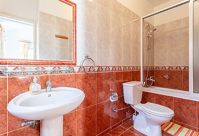 En suite bathroom with bath and shower . - Villa Coral Aura . (Galleria fotografica) }}