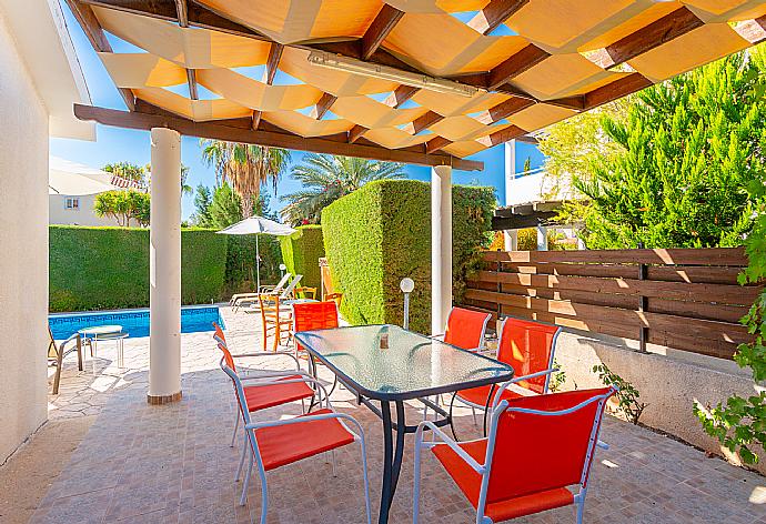 Sheltered terrace area . - Villa Coral Aura . (Fotogalerie) }}