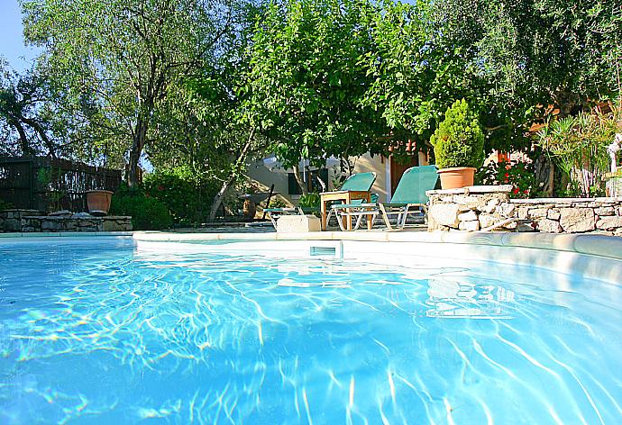 Swimming pool with sun loungers . - Villa Kostas . (Photo Gallery) }}