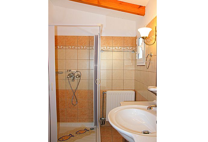 Bathroom with shower . - Villa Kostas . (Photo Gallery) }}