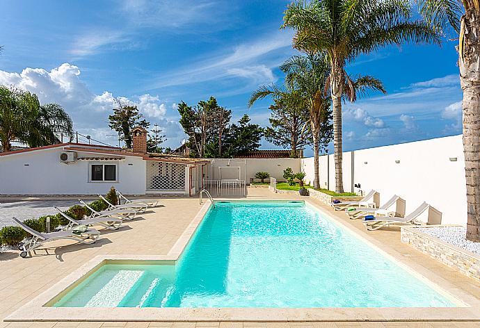 Private pool and large terrace . - Villa Marianna . (Fotogalerie) }}