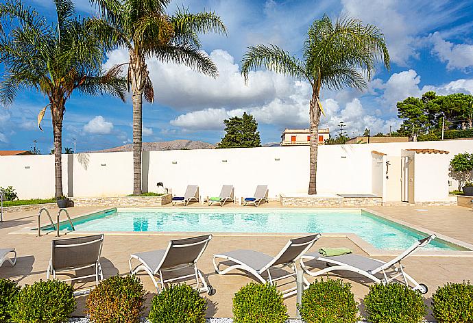 Private pool and large terrace . - Villa Marianna . (Fotogalerie) }}