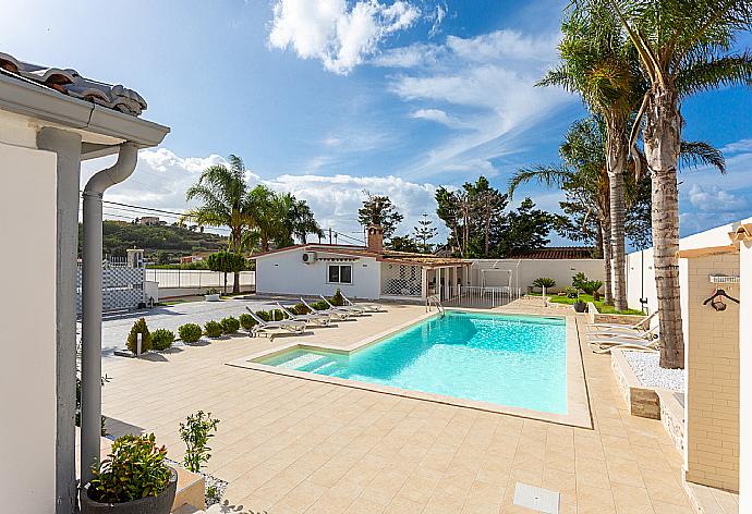 Private pool and large terrace . - Villa Marianna . (Fotogalerie) }}