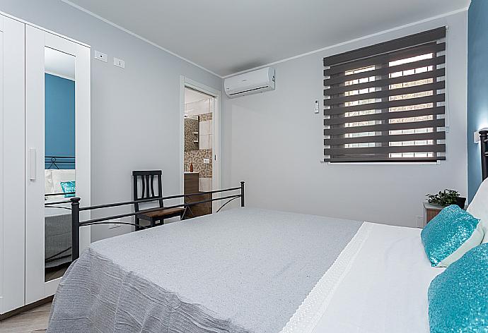 Double bedroom with en suite bathroom and A/C . - Villa Marianna . (Galería de imágenes) }}