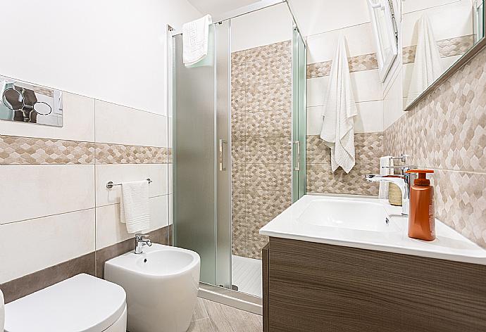 En suite bathroom with shower . - Villa Marianna . (Photo Gallery) }}