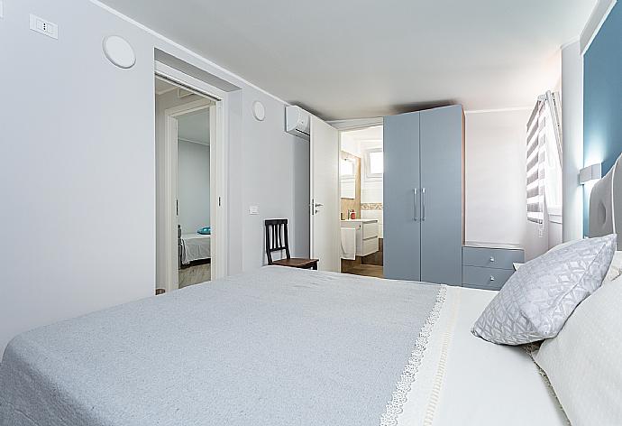 Double bedroom with en suite bathroom and A/C . - Villa Marianna . (Galerie de photos) }}