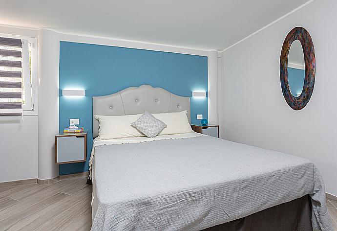 Double bedroom with en suite bathroom and A/C . - Villa Marianna . (Galerie de photos) }}