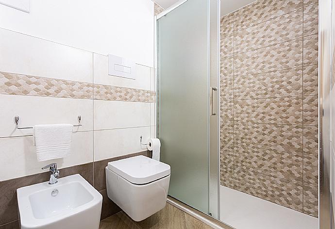 En suite bathroom with shower . - Villa Marianna . (Photo Gallery) }}