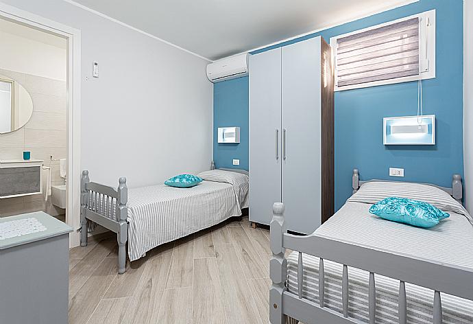 Twin bedroom with en suite bathroom and A/C . - Villa Marianna . (Photo Gallery) }}