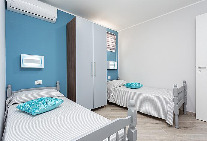 Twin bedroom with en suite bathroom and A/C . - Villa Marianna . (Galería de imágenes) }}