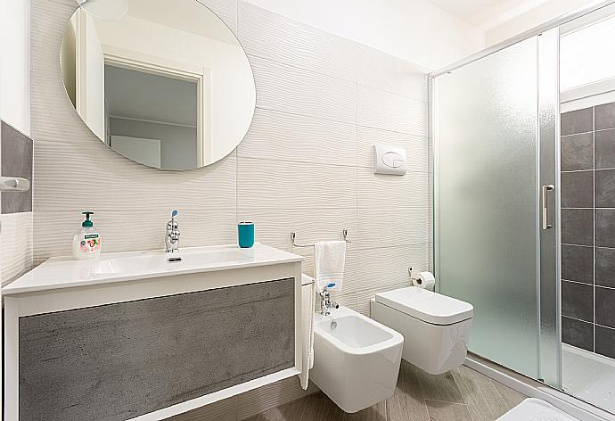 En suite bathroom with shower . - Villa Marianna . (Fotogalerie) }}