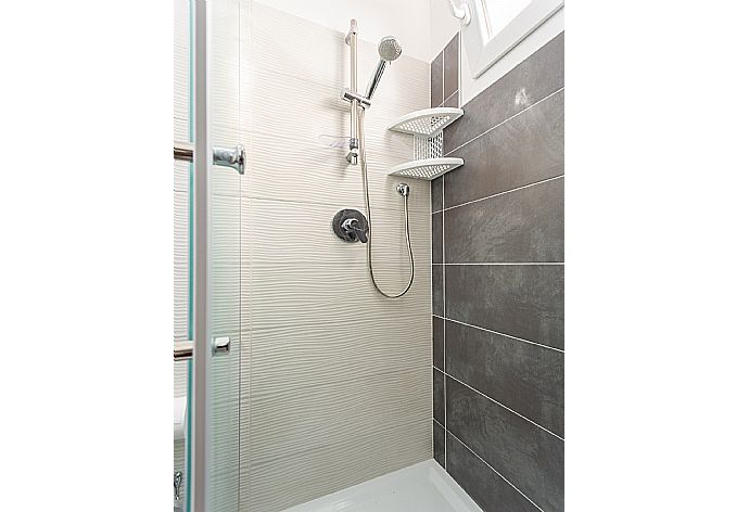 En suite bathroom with shower . - Villa Marianna . (Galerie de photos) }}