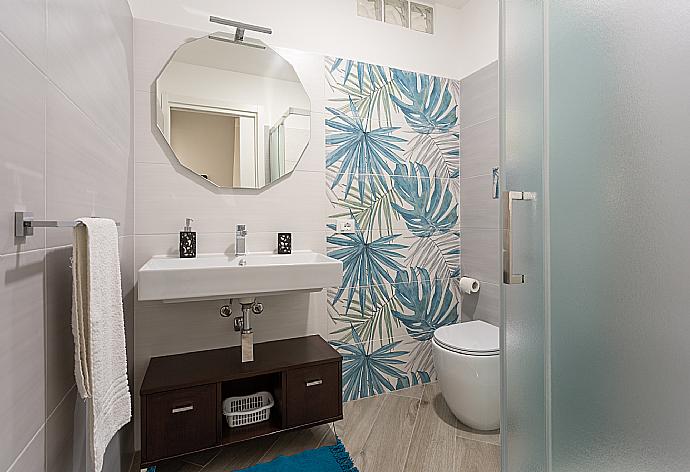 Family bathroom with shower . - Villa Marianna . (Galerie de photos) }}