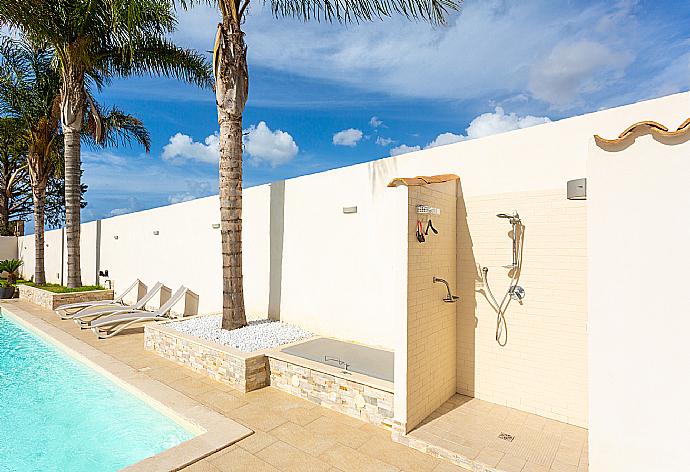 Outdoor shower . - Villa Marianna . (Fotogalerie) }}