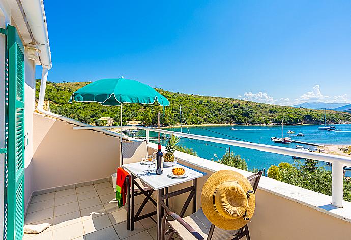 ,Beautiful apartment with private terrace and sea views . - Anna . (Fotogalerie) }}