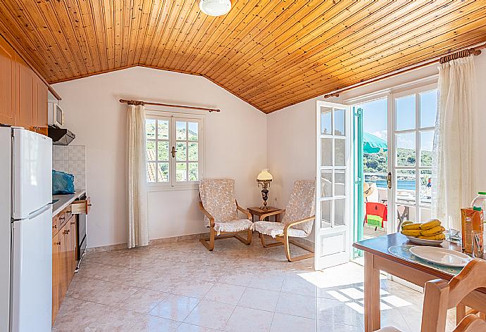 Open-plan living room with seating, dining area, kitchen, WiFi internet, and terrace access with sea views . - Anna . (Galería de imágenes) }}