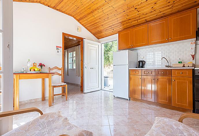 Open-plan living room with seating, dining area, kitchen, WiFi internet, and terrace access with sea views . - Anna . (Fotogalerie) }}