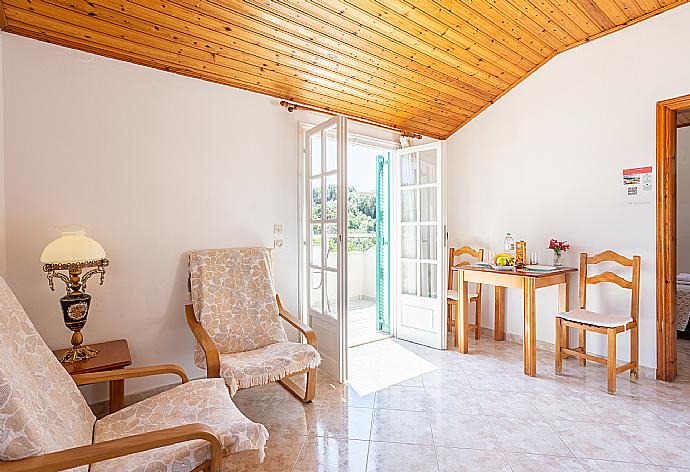 Open-plan living room with seating, dining area, kitchen, WiFi internet, and terrace access with sea views . - Anna . (Galleria fotografica) }}