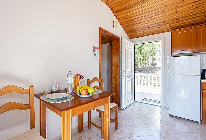 Open-plan living room with seating, dining area, kitchen, WiFi internet, and terrace access with sea views . - Anna . (Galleria fotografica) }}