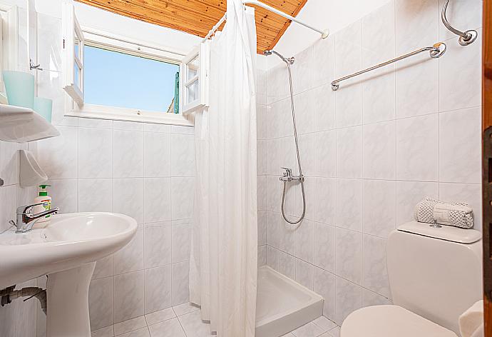 En suite bathroom with shower . - Anna . (Fotogalerie) }}