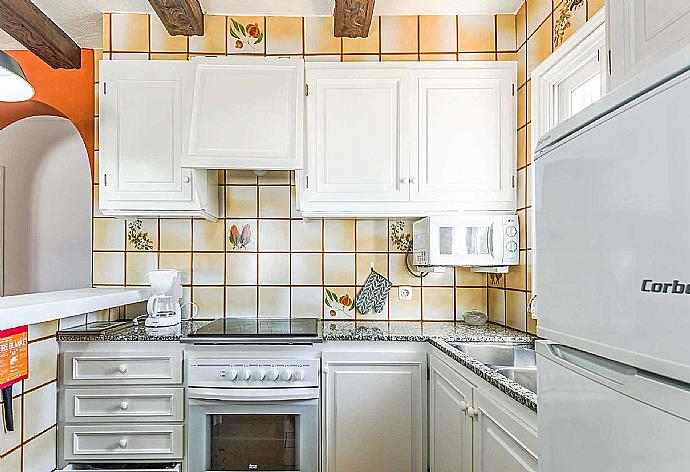 Equipped kitchen . - Villa Eugenia . (Photo Gallery) }}