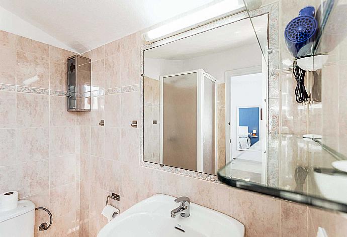 En suite bathroom with shower . - Villa Eugenia . (Photo Gallery) }}