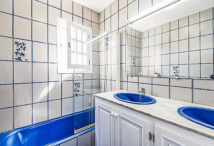 En suite bathroom with bath . - Villa Eugenia . (Photo Gallery) }}