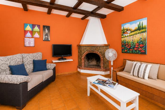Open plan living room with WiFi Internet, Satellite TV, and Ornamental Fireplace . - Villa Eugenia . (Galleria fotografica) }}